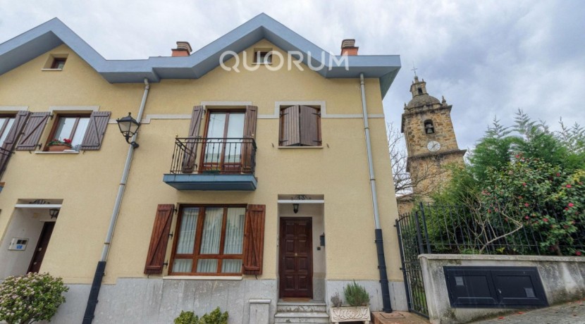 Precioso Adosado De 4 Dorm. y 4 Baños Con Amplia Terraza, Txoko y Garaje En Zona San Miguel