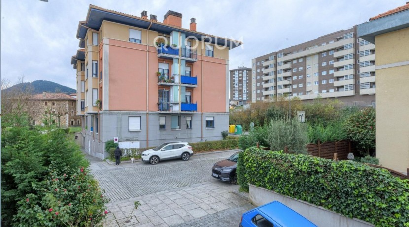 Precioso Adosado De 4 Dorm. y 4 Baños Con Amplia Terraza, Txoko y Garaje En Zona San Miguel