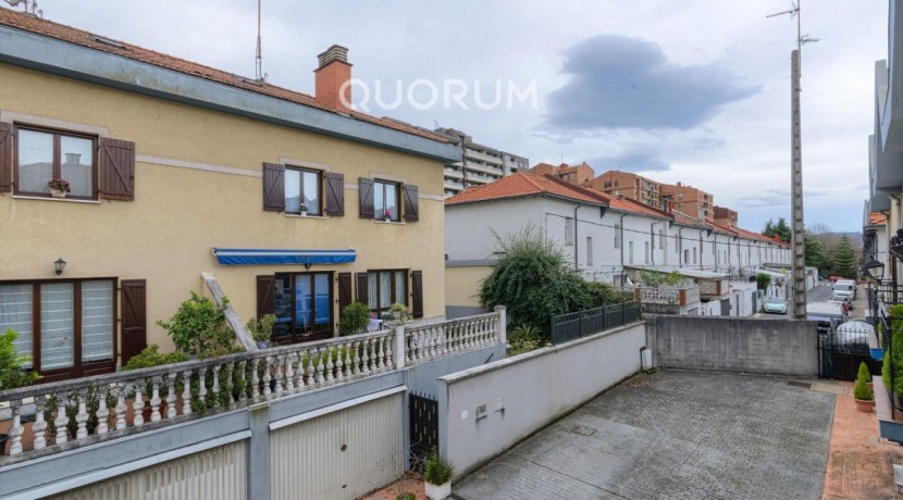 Precioso Adosado De 4 Dorm. y 4 Baños Con Amplia Terraza, Txoko y Garaje En Zona San Miguel