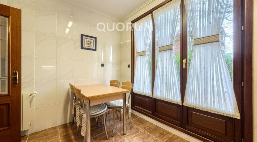 Precioso Adosado De 4 Dorm. y 4 Baños Con Amplia Terraza, Txoko y Garaje En Zona San Miguel