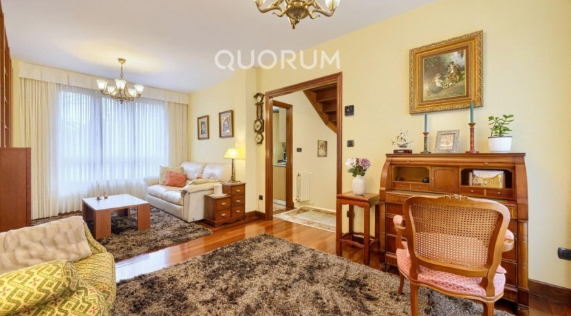 Precioso Adosado De 4 Dorm. y 4 Baños Con Amplia Terraza, Txoko y Garaje En Zona San Miguel