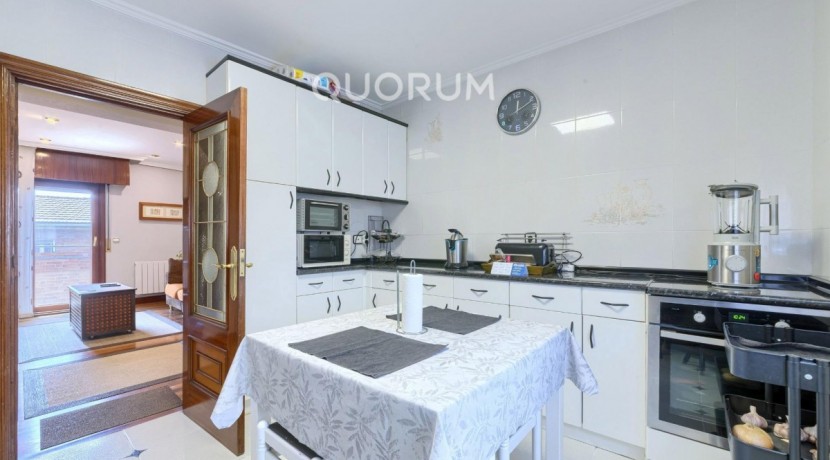 Precioso Piso Para Entrar a Vivir De 3 Dormitorios Con Amplio Balcón En Zona Centro-Ariz