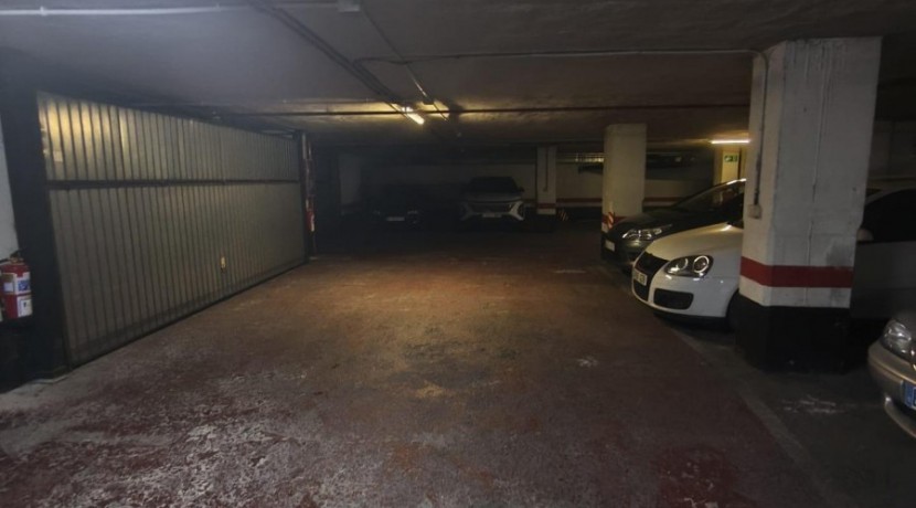 Se Vende Amplia Parcela De Garaje Con Muy Buena Maniobra En El Centro De Barakaldo.