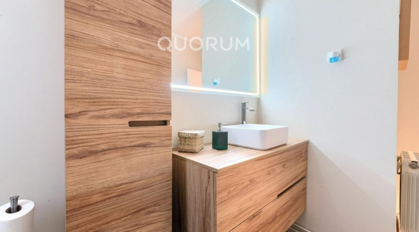 Se Vende En Exclusiva Este Precioso Piso De 3 Habitaciones Y Un Baño Con Ascensor A Cota Cero