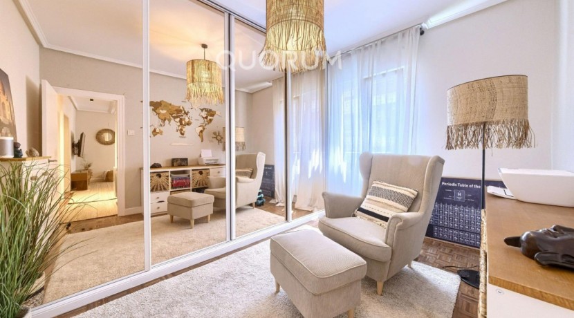 Se Vende En Exclusiva Este Precioso Piso De 3 Habitaciones Y Un Baño Con Ascensor A Cota Cero