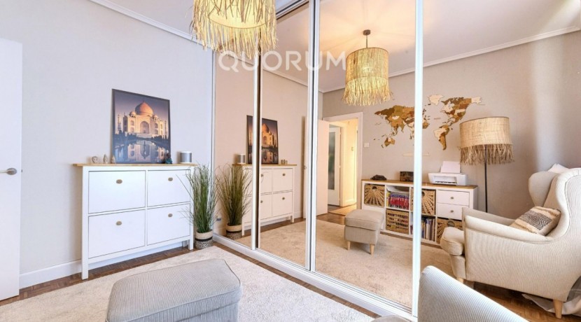 Se Vende En Exclusiva Este Precioso Piso De 3 Habitaciones Y Un Baño Con Ascensor A Cota Cero
