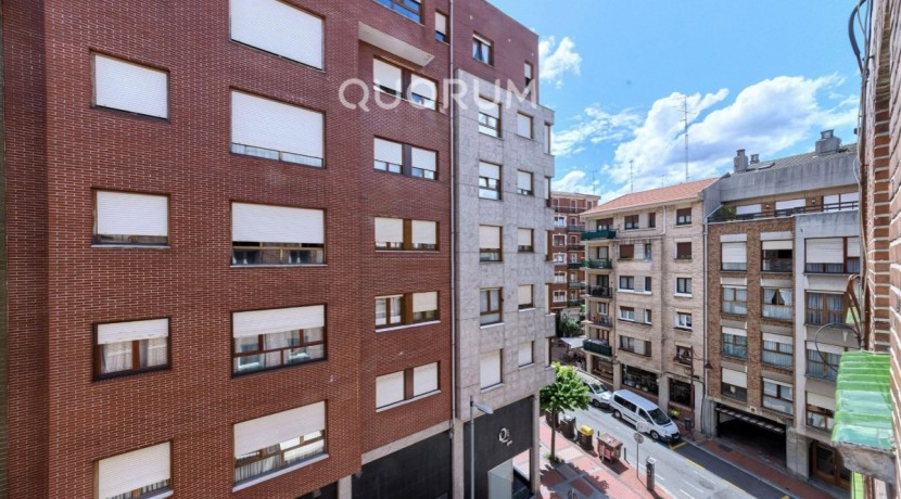 Se Vende En Exclusiva Este Precioso Piso De 3 Habitaciones Y Un Baño Con Ascensor A Cota Cero