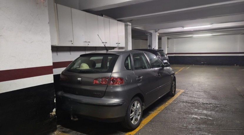 Se vende parcela de garaje para coche mediano en Barakaldo zona Bagatza