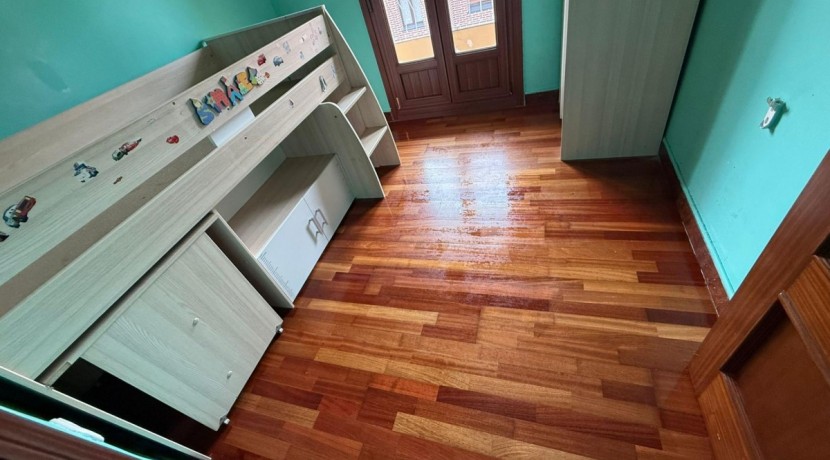 Se Vende Piso En El Centro De Portugalete Junto Al Metro De 2 Habitaciones Con balcon