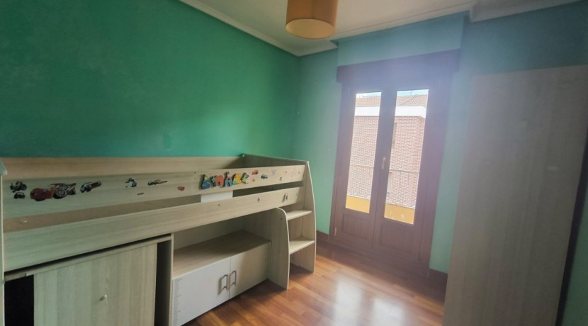 Se Vende Piso En El Centro De Portugalete Junto Al Metro De 2 Habitaciones Con balcon