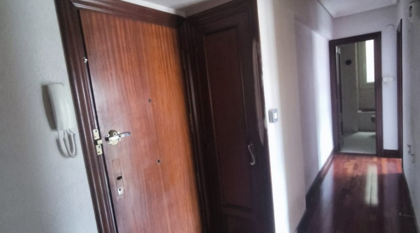 Se Vende Piso En El Centro De Portugalete Junto Al Metro De 2 Habitaciones Con balcon