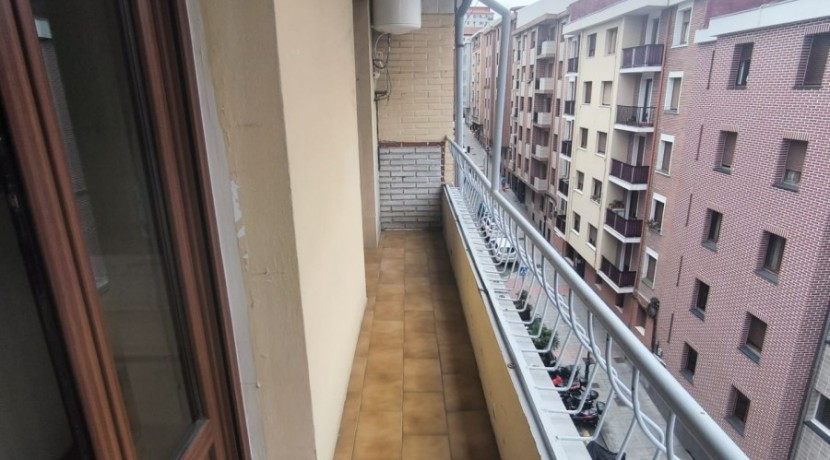 Se Vende Piso En El Centro De Portugalete Junto Al Metro De 2 Habitaciones Con balcon