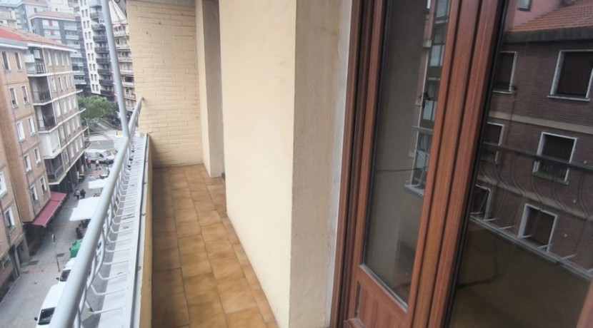 Se Vende Piso En El Centro De Portugalete Junto Al Metro De 2 Habitaciones Con balcon