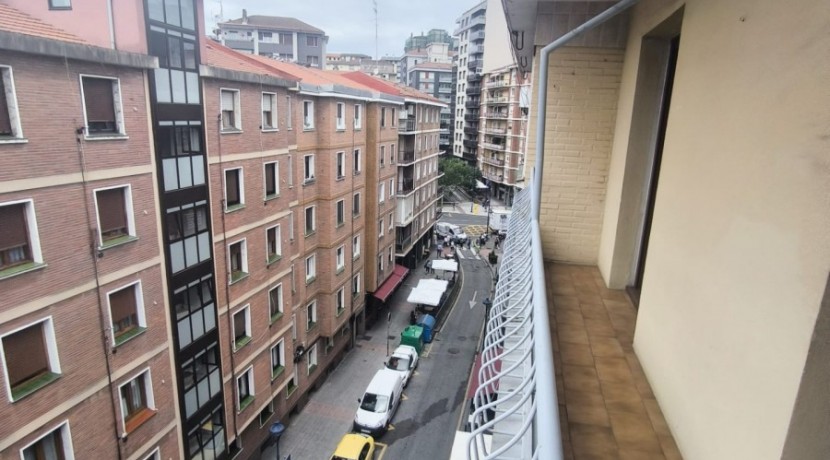 Se Vende Piso En El Centro De Portugalete Junto Al Metro De 2 Habitaciones Con balcon