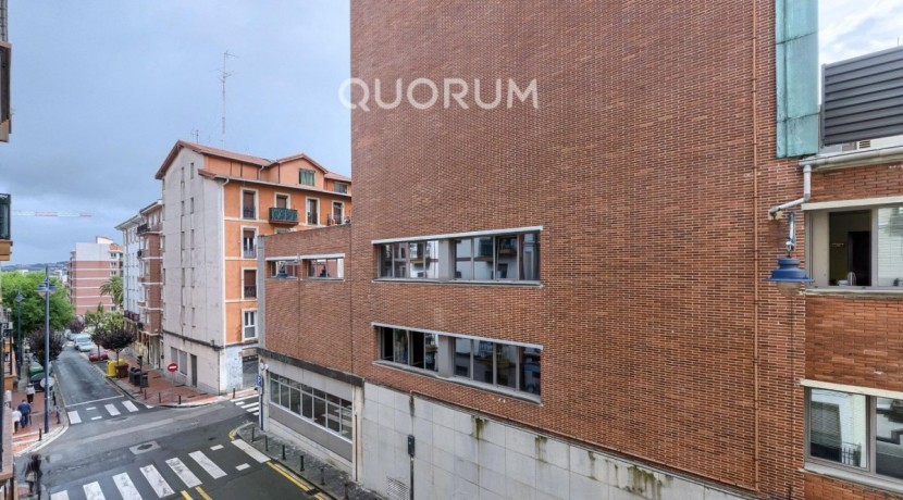 TOTALMENTE REFORMADO EN PLENO CENTRO DE BARAKALDO CON DOS BALCONES