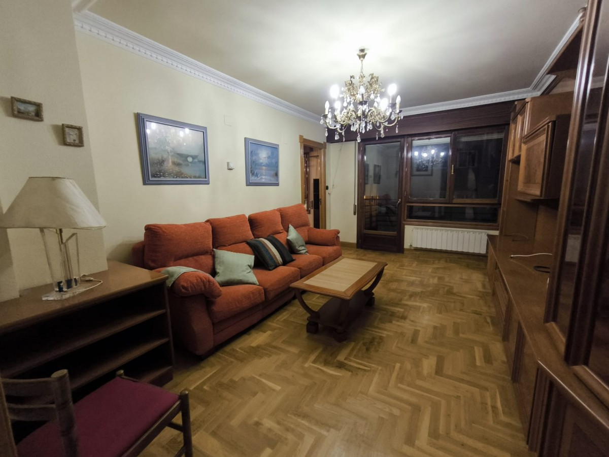 TRES HABITACIONES Y DOS BAÑOS EN RONDA RESURRECIÓN MARIA DE AZKUE