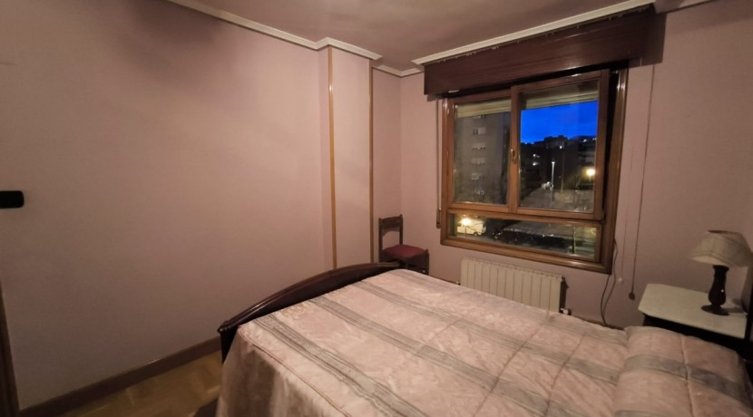 TRES HABITACIONES Y DOS BAÑOS EN RONDA RESURRECIÓN MARIA DE AZKUE