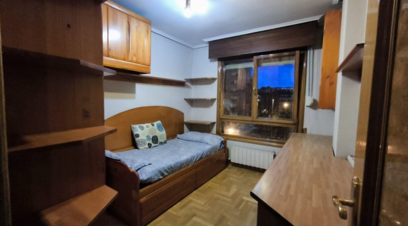 TRES HABITACIONES Y DOS BAÑOS EN RONDA RESURRECIÓN MARIA DE AZKUE