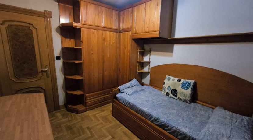 TRES HABITACIONES Y DOS BAÑOS EN RONDA RESURRECIÓN MARIA DE AZKUE