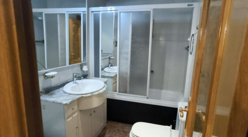 TRES HABITACIONES Y DOS BAÑOS EN RONDA RESURRECIÓN MARIA DE AZKUE