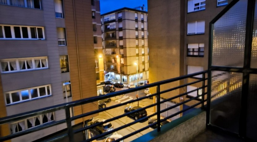 TRES HABITACIONES Y DOS BAÑOS EN RONDA RESURRECIÓN MARIA DE AZKUE