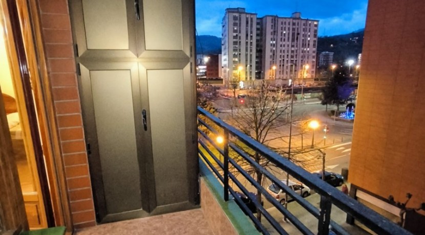 TRES HABITACIONES Y DOS BAÑOS EN RONDA RESURRECIÓN MARIA DE AZKUE