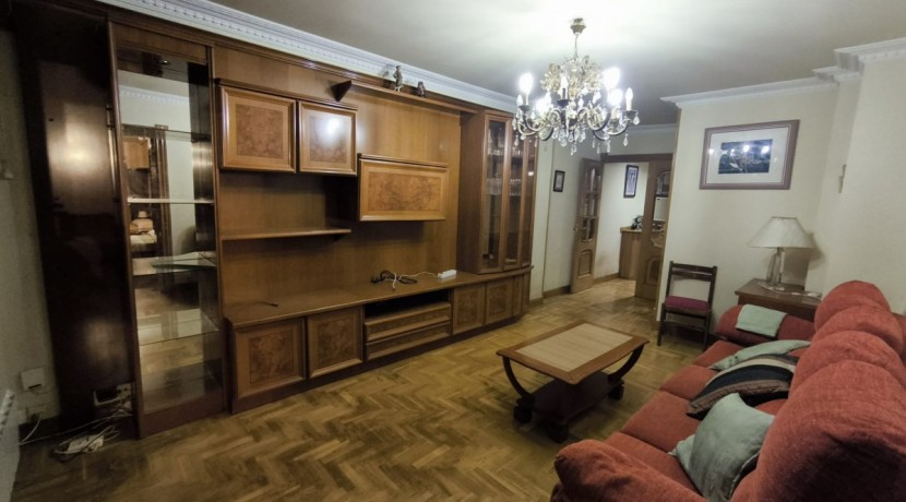 TRES HABITACIONES Y DOS BAÑOS EN RONDA RESURRECIÓN MARIA DE AZKUE