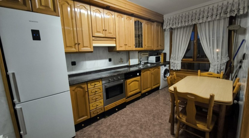 TRES HABITACIONES Y DOS BAÑOS EN RONDA RESURRECIÓN MARIA DE AZKUE