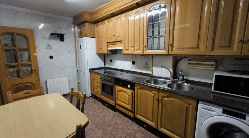 TRES HABITACIONES Y DOS BAÑOS EN RONDA RESURRECIÓN MARIA DE AZKUE