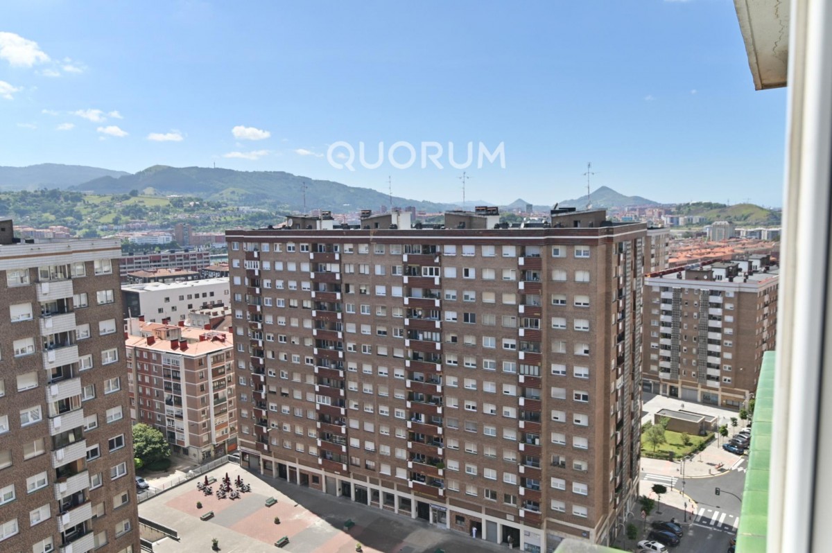 Vivienda con reformada con vistas y garaje en Sarriko
