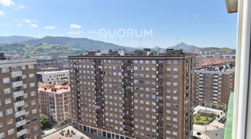 Vivienda con reformada con vistas y garaje en Sarriko