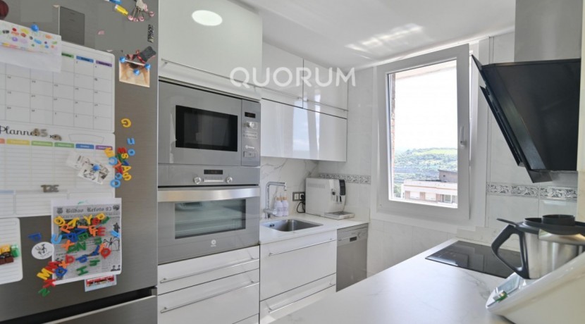 Vivienda con reformada con vistas y garaje en Sarriko