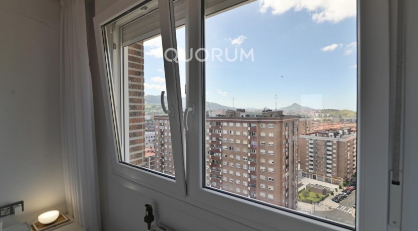 Vivienda con reformada con vistas y garaje en Sarriko