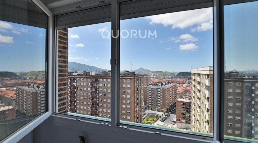 Vivienda con reformada con vistas y garaje en Sarriko