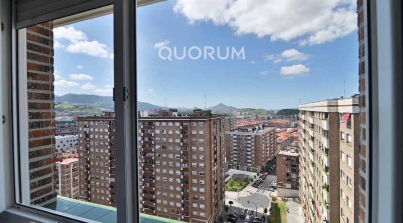 Vivienda con reformada con vistas y garaje en Sarriko