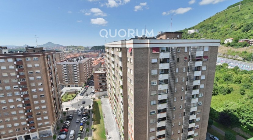 Vivienda con reformada con vistas y garaje en Sarriko