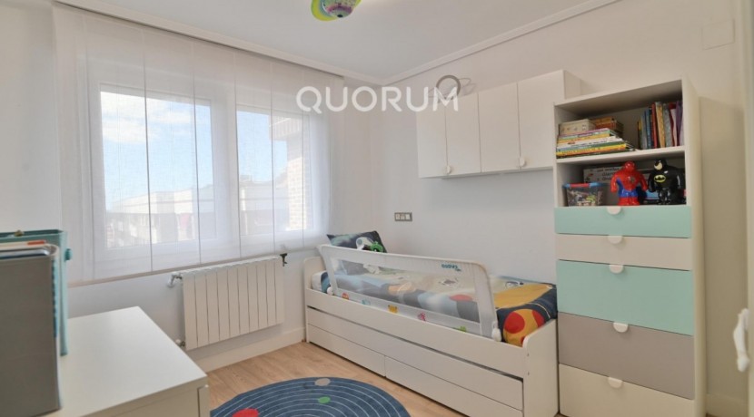 Vivienda con reformada con vistas y garaje en Sarriko