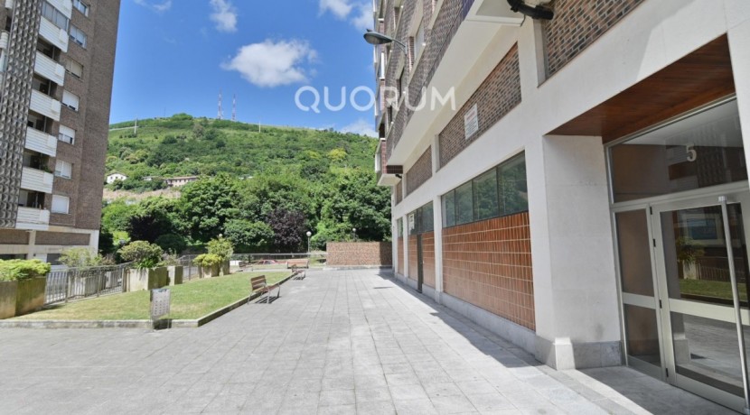 Vivienda con reformada con vistas y garaje en Sarriko