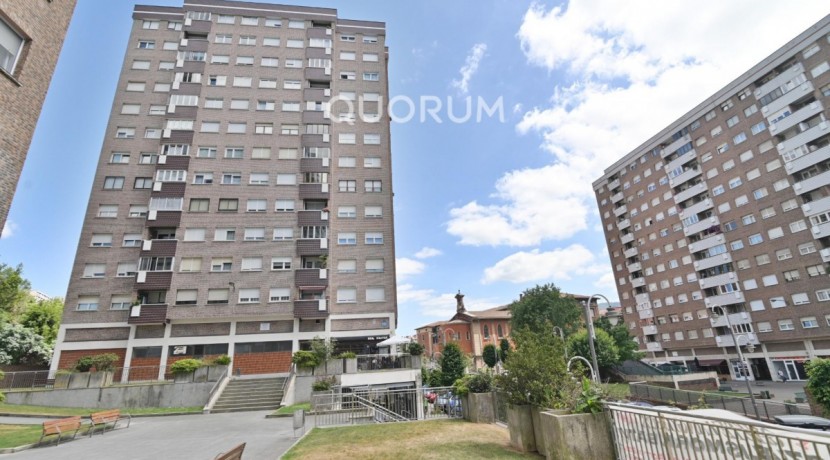 Vivienda con reformada con vistas y garaje en Sarriko