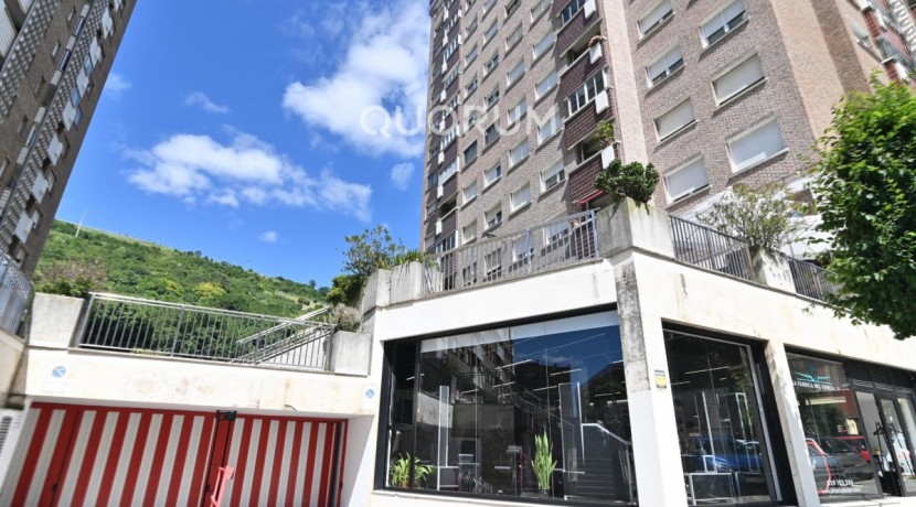 Vivienda con reformada con vistas y garaje en Sarriko