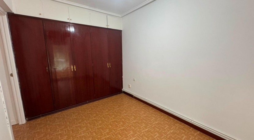 VIVIENDA DE TRES HABITACIONES CON ASCENSOR A NIVEL DE CALLE