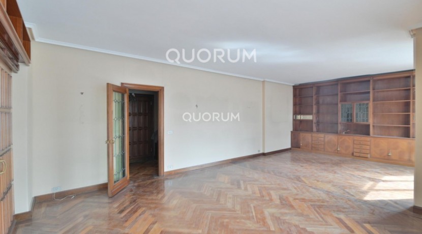 Vivienda Señorial Con Vistas a la Plaza Móyúa Para Reformar