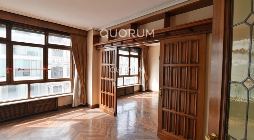Vivienda Señorial Con Vistas a la Plaza Móyúa Para Reformar