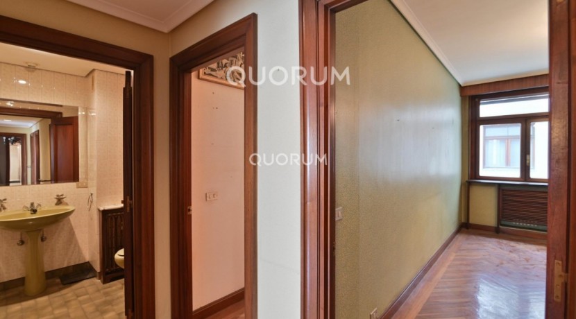 Vivienda Señorial Con Vistas a la Plaza Móyúa Para Reformar
