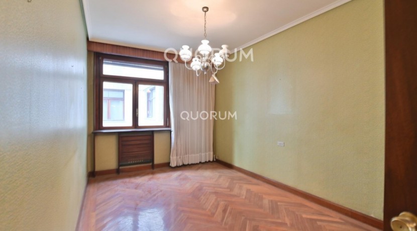 Vivienda Señorial Con Vistas a la Plaza Móyúa Para Reformar