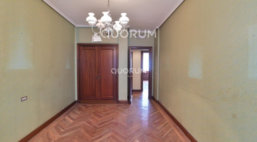 Vivienda Señorial Con Vistas a la Plaza Móyúa Para Reformar