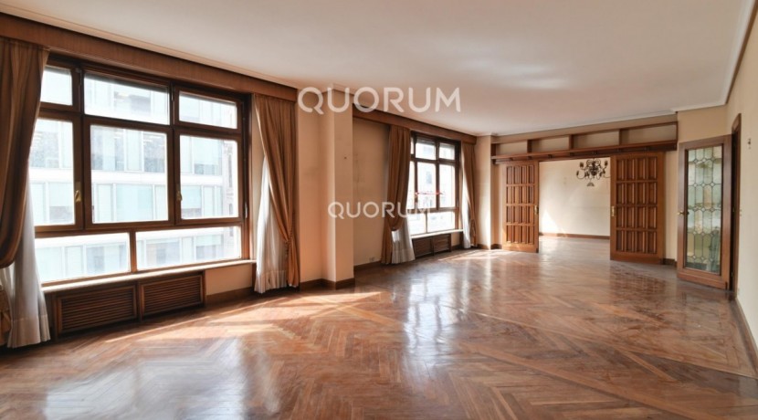 Vivienda Señorial Con Vistas a la Plaza Móyúa Para Reformar