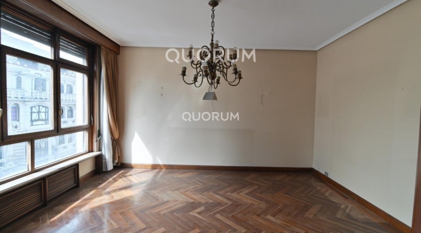 Vivienda Señorial Con Vistas a la Plaza Móyúa Para Reformar