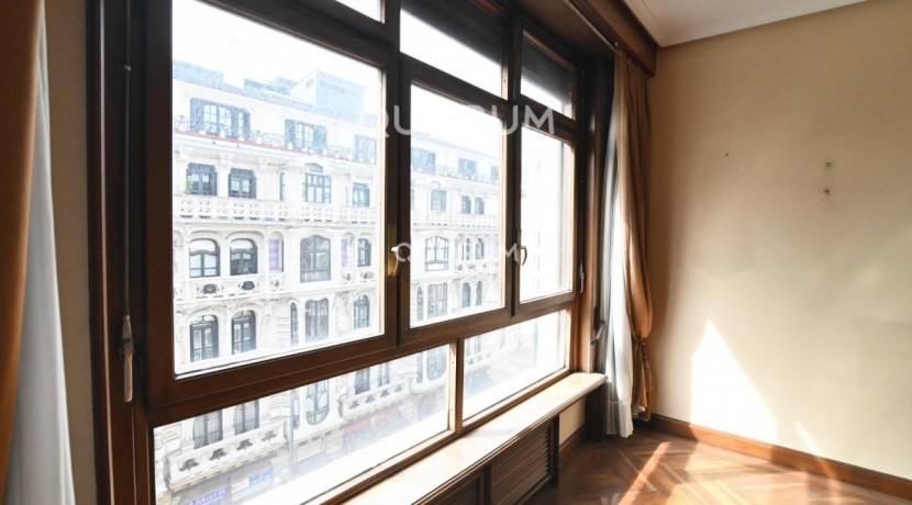 Vivienda Señorial Con Vistas a la Plaza Móyúa Para Reformar