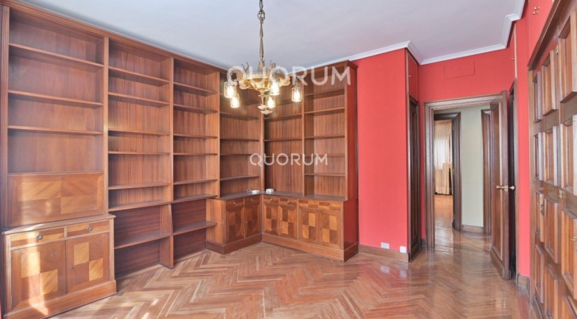 Vivienda Señorial Con Vistas a la Plaza Móyúa Para Reformar
